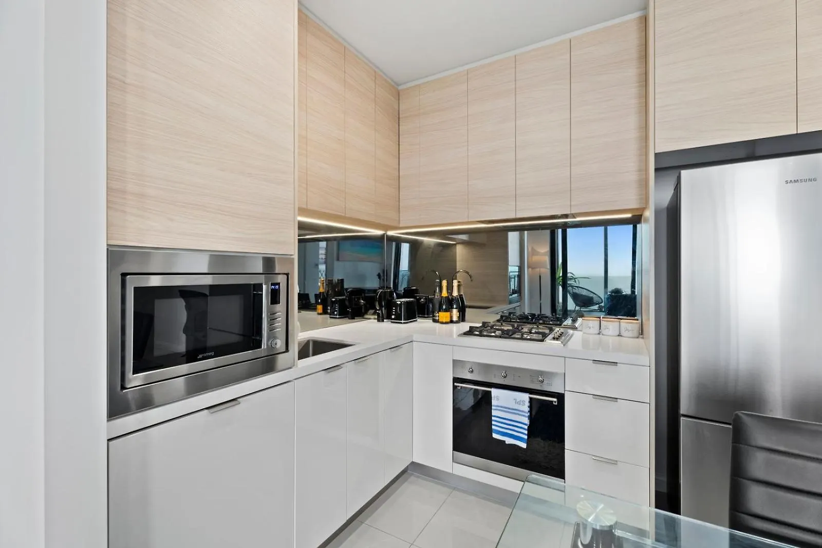 Sea View Beachfront Apartment In Surfers Gold Coast