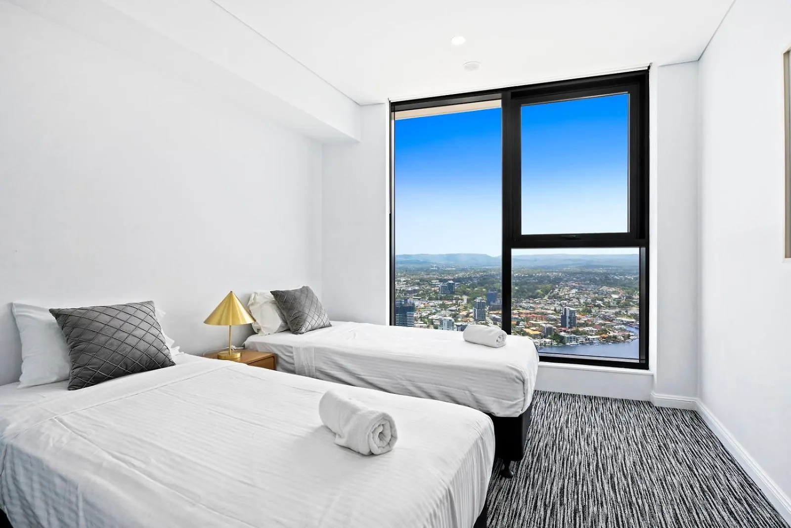 Sea View Beachfront Apartment In Surfers Gold Coast