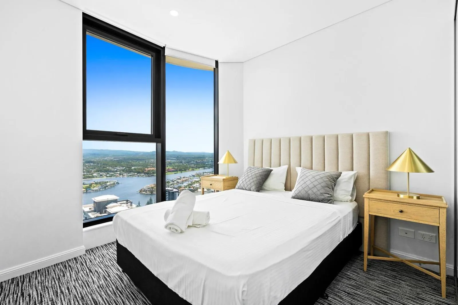 Sea View Beachfront Apartment In Surfers Gold Coast