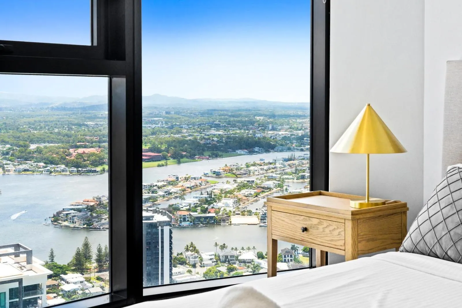 Sea View Beachfront Apartment In Surfers Gold Coast